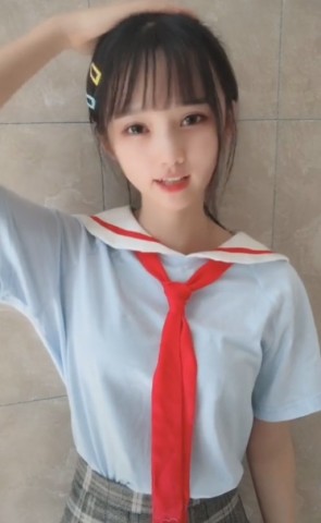 抖音"校服妹妹"爆火,全网叫"哥哥"上演摸头杀,网友惊呼:小妹妹网恋吗?