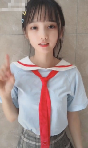 抖音"校服妹妹"爆火,全网叫"哥哥"上演摸头杀,网友惊呼:小妹妹网恋吗?