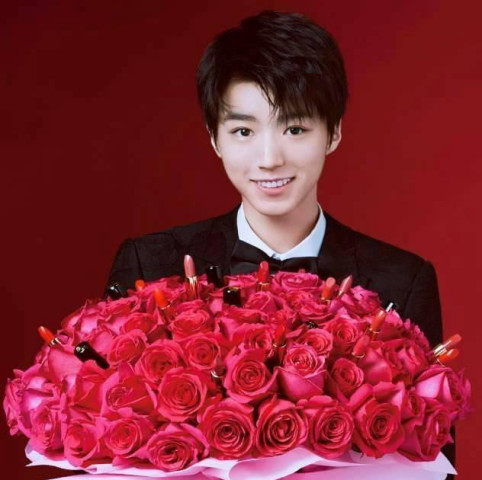 明星父母也坑娃,王俊凯嫌蛋糕小被爸妈打,千玺