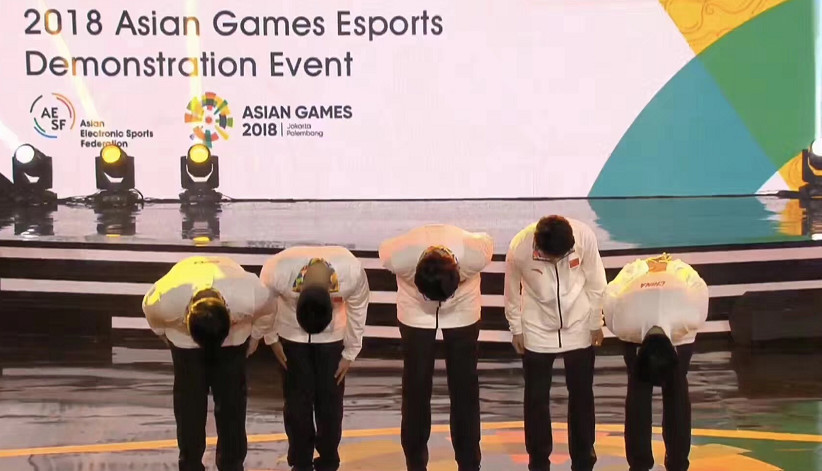 拿下电竞首金,中国团队选手90度弯腰致谢,尽显礼仪风采!