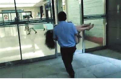 女子驾摩托车摔倒路边昏迷 三亚路管员公主抱