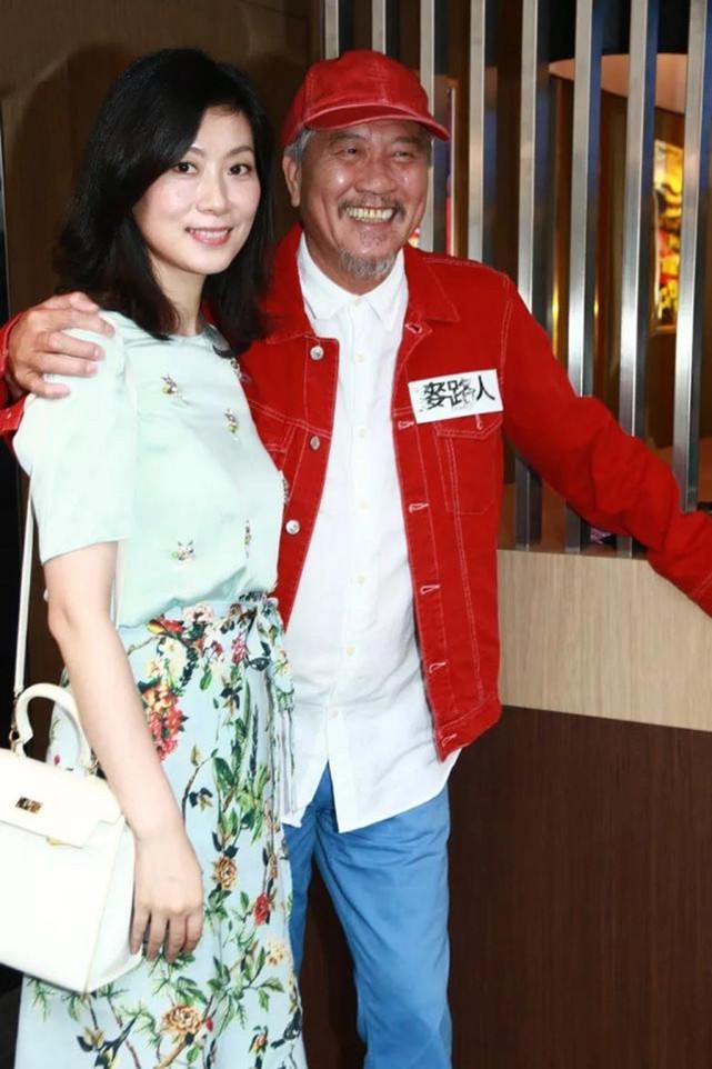 万梓良近照曝光,小16岁空姐妻子现身探班,两人同框大撒狗粮秀恩爱!