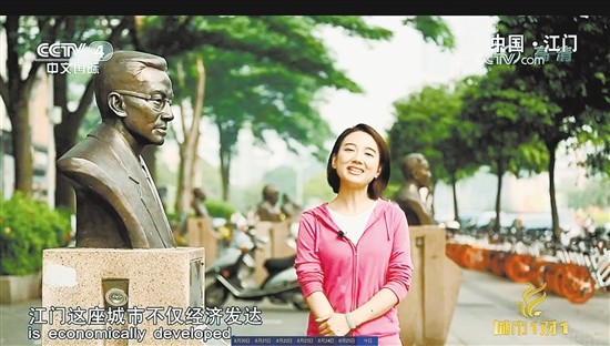 央视记者刘杏介绍院士路情况.