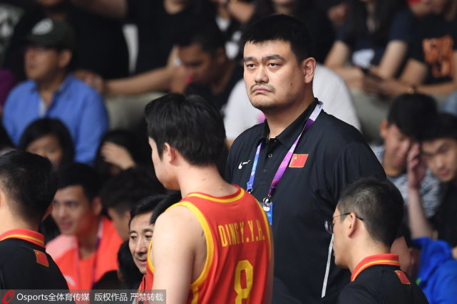 姚明晒与詹姆斯交手旧照:某菜鸟正展示新招数