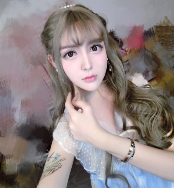 网红"蛇精男"化身女装大佬,画风突变竟有些惊艳,网友:也不是不能接受!