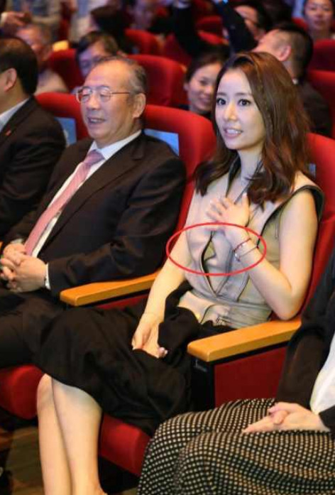 小孩子看不懂的穿帮镜头,小姐姐你水面撒满花瓣有什么意义?