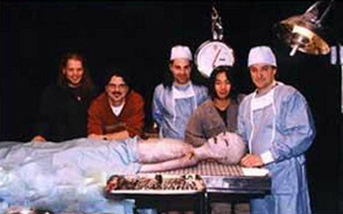 《解剖室灵异事件》:童年伤口是一生残缺,潜在的毒瘤,扩散了便难以