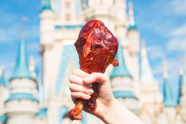 打开腾讯新闻,查看更多图片 >迪士尼的巨型火鸡腿是公园最受欢迎的