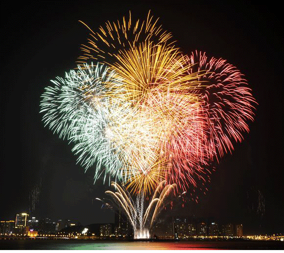 本次焰火晚会有字母形状的组合烟花,有牡丹绽放,百花交织,彩蝶飞舞