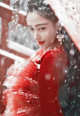 张天爱这张也十分有总攻的气质了,美到爆炸.