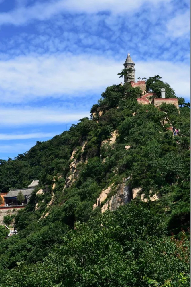 自来峰顶 盘山第二高峰 建有六角钟亭 内悬古钟 有"一钟震三县"之誉