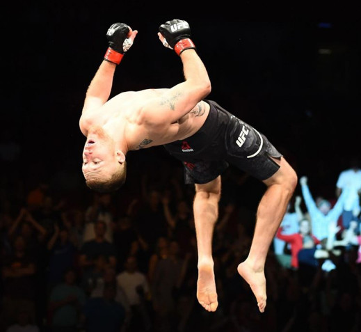 ufc加瑟基:哥要买房子 带父母去旅游了