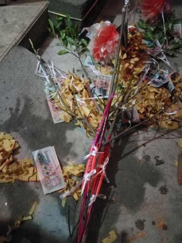 小伙失恋后为出一口气 凌晨在前女友家门口烧纸钱