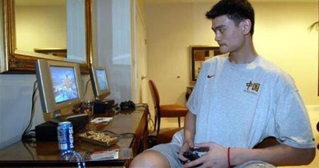 姚明观战亚运电竞比赛 别忘他也是资深游戏迷