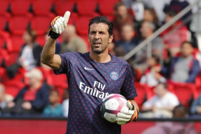 腾讯体育8月28日讯 巴黎圣日耳曼门将布冯成为最新一期《法国足球》的