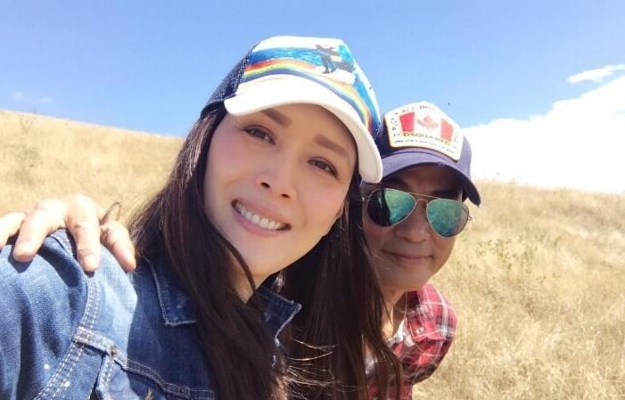 她脸长颧骨高,嫁帅气影帝浪漫了21年,如今已是