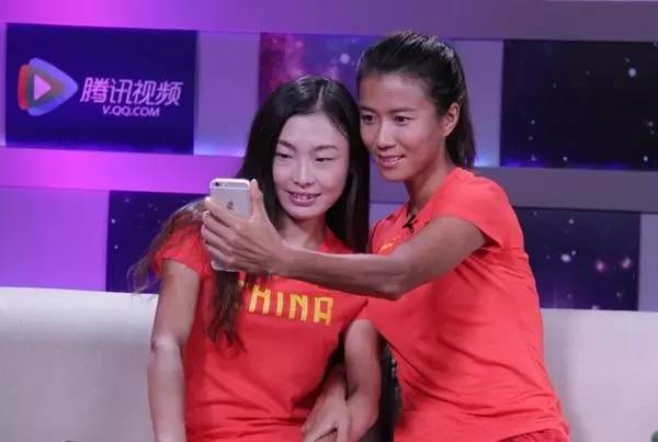 吕秀芝(左)和刘虹为了家庭这么努力的练习,你是不是也被这个小丫感动