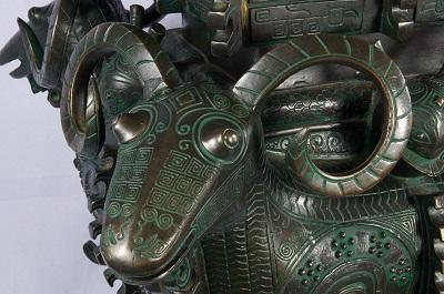 四羊方尊|四羊方尊曾破碎过，根据《力报》的报道，这件文物还有一个盖子