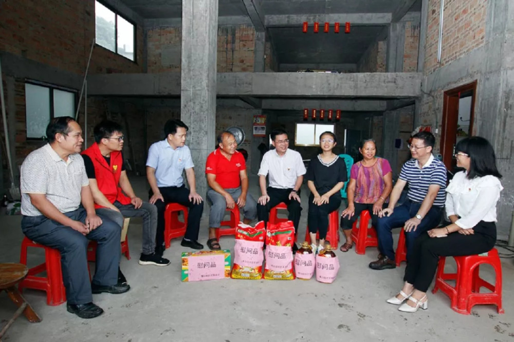 风雨无阻,金秋圆梦!县委书记罗宗光到贫困优秀学子家祝贺