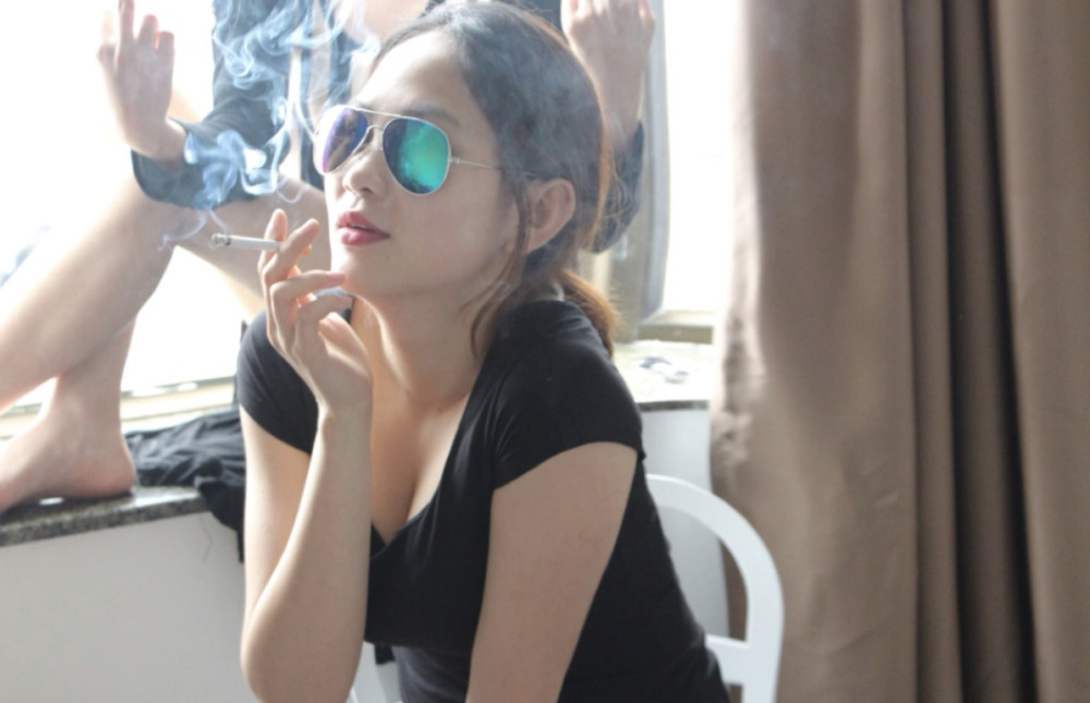 日本人都是怎么抽烟的?看到他们这样的抽烟方式,难怪他们活得久