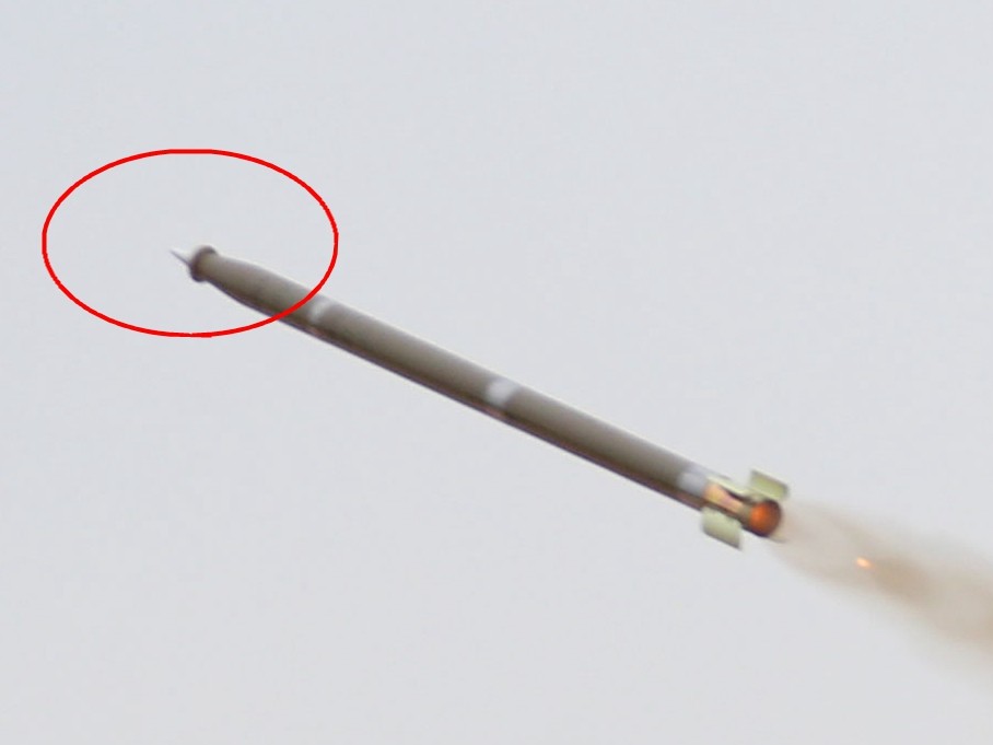 发射出去的122毫米弹道修正制导火箭弹.