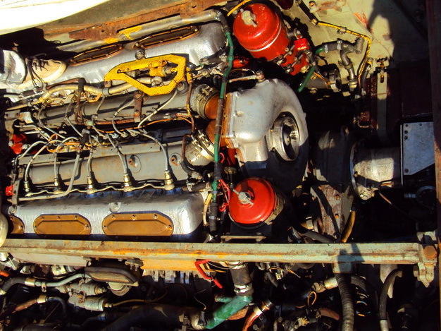 返修后的坦克发动机 (来自:中国军网)