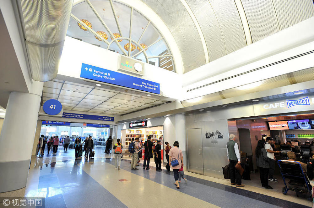 比国内便宜? 国内游客在美国机场免税店买茅台