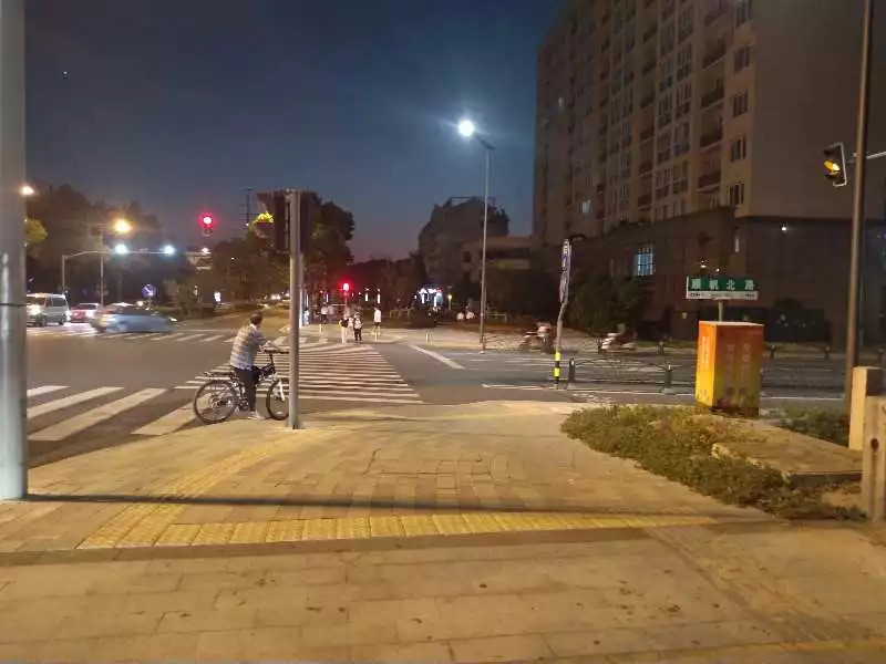 江苏昆山反杀事件现场:死者遭追砍7刀 距医院