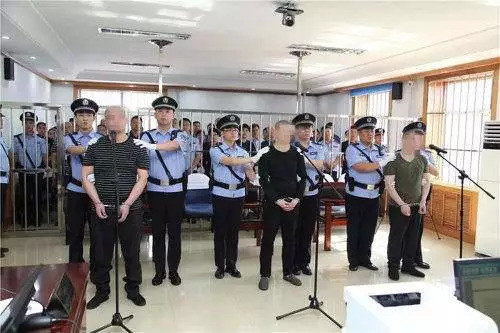 八九十号"罗汉"手持镣刀在萍乡中环路互砍这在萍乡还不多见