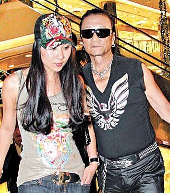 82岁谢贤分手极速复原 打扮青春不时整理发型