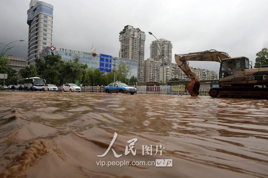 8月29日,車輛涉水經過廈門市思明區湖濱東路.