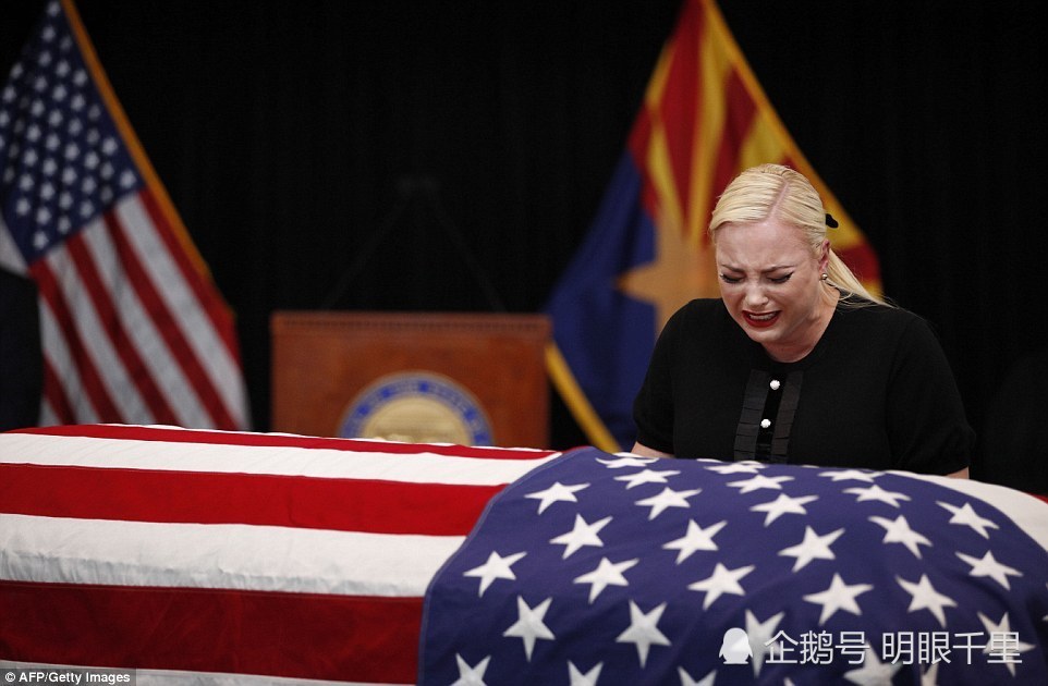 麦凯恩女儿梅根·麦凯恩伤心痛哭