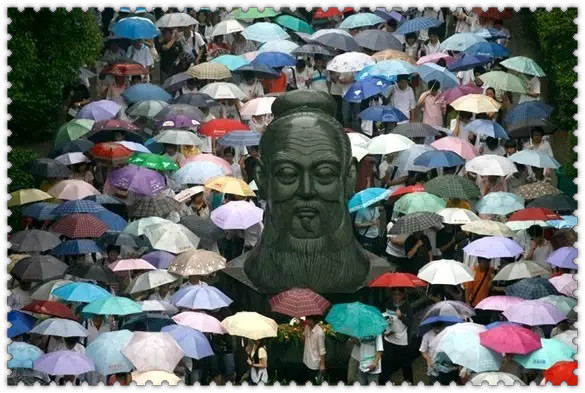 高考:家长和学生考前各种祈祷,第1张最壮观,第3张最心酸