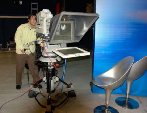 《新闻联播》播音员都是背诵的稿子吗?为什么