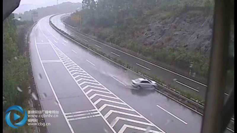 突遇下雨猛踩刹车车辆高速玩漂移