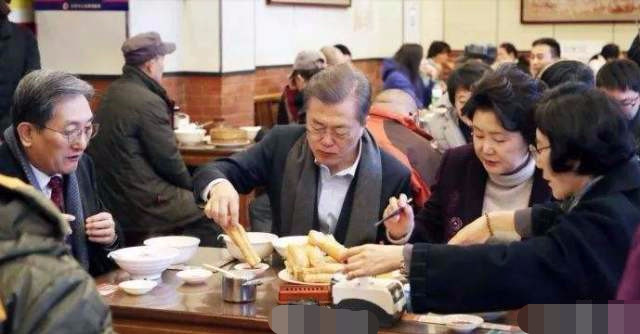 韩国人到中国旅游,吃了一顿全聚德烤鸭,结账的