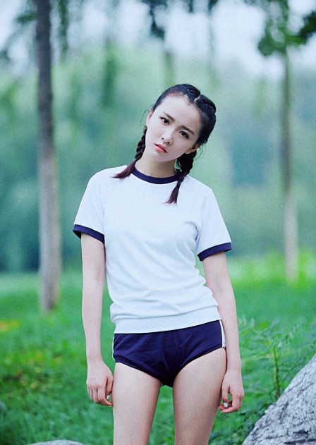 姜瑞佳给粉丝的福利美照,看到她的腿有种想舔屏的冲动,太刺激了!