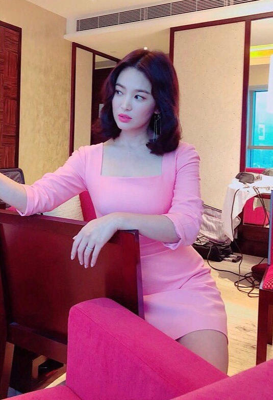 宋慧乔粉红装扮现身活动,嘴巴嘟嘟扮可爱,网友