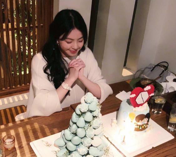 20岁华谊小公主深夜发文被喷矫情,网友:你家就是太有钱了!