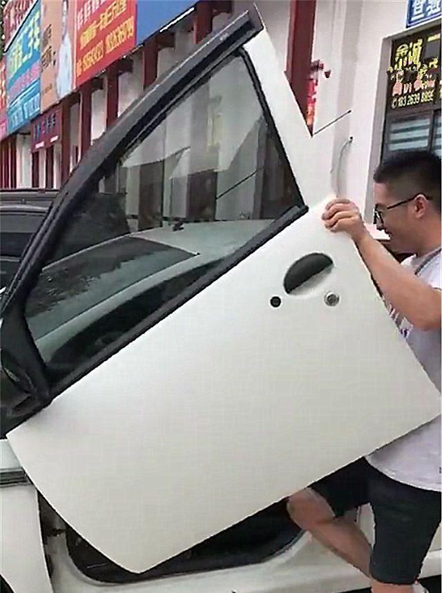 4万比亚迪现街头,车主下车那一刻,没想到车门是"剪刀门"设计