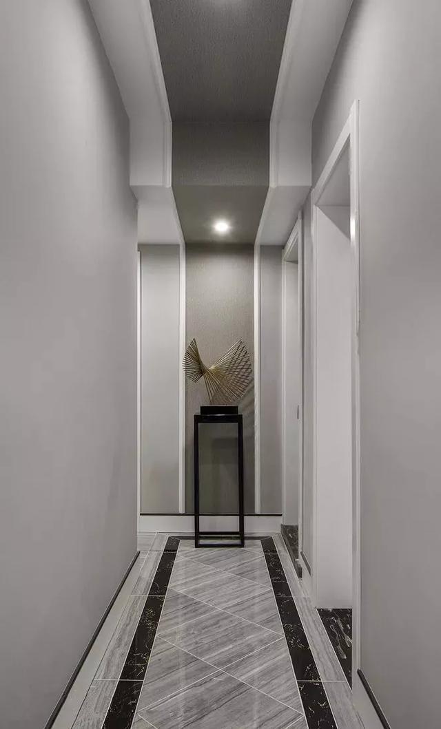 如果这个空间如果贴统一的砖的话就会显得拥挤,而做上一个地砖拼花