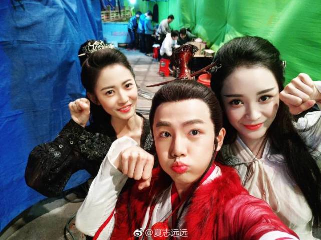 《香蜜》红红晒片场合照 和鎏英穗禾嘟嘴卖萌 有谁注意到邓伦手里拿的