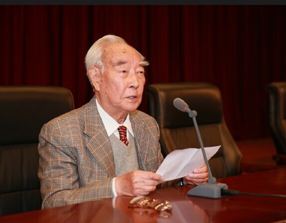 爬火车治病救国的理想,还承前启后,培养了一大批优秀的学生,如廖二元