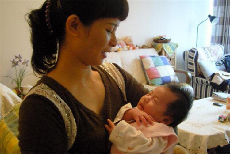 请保姆照顾儿子,孩子却昏睡两天,妈妈怀疑被喂