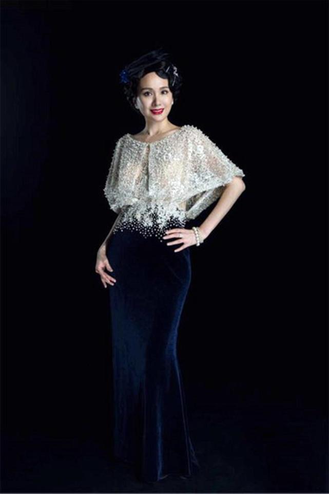 以每位妻子都精心打扮,但只有程莉莎保守地选择了过膝长裙,可见郭晓东