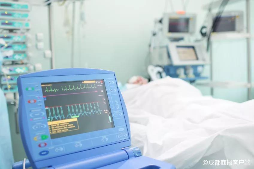 1岁宝宝溺水90秒脑死亡,妈旁边看手机!如果抓