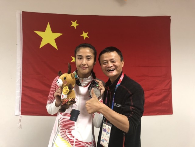 马云成合影背景板:专一做中国女足一辈子的粉