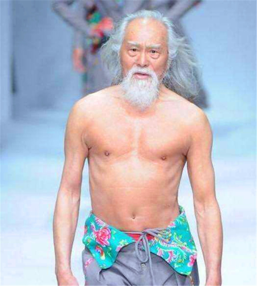 82岁王德顺晒照表白妻子,不料网友被75岁妻子大长腿吸引了!