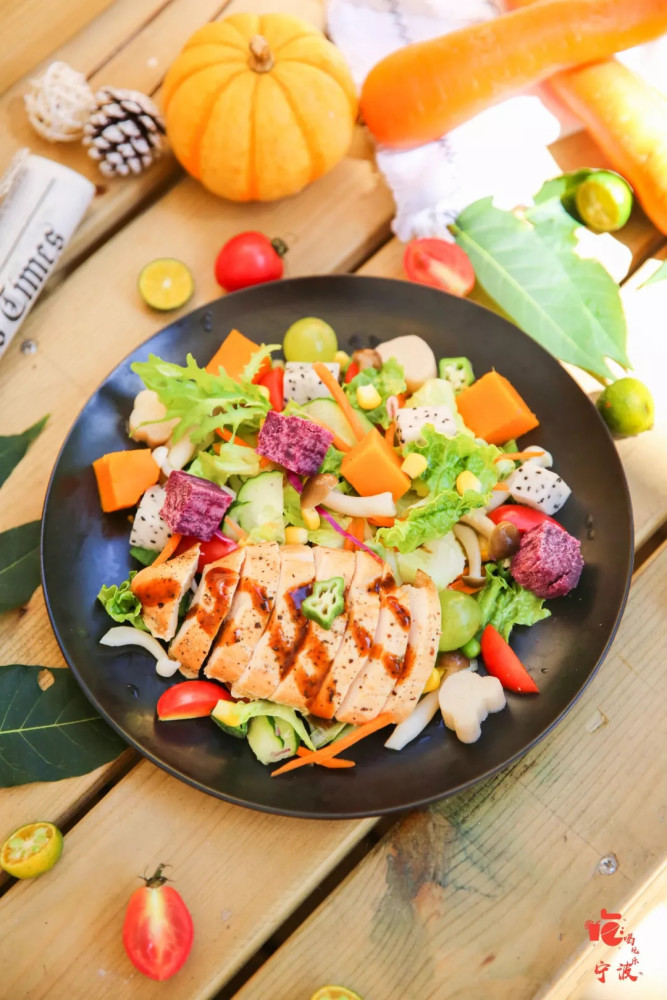 底部的沙拉菜底包含了