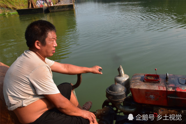 周口沙河摆渡人:现代版的《伏尔加河上的纤夫》|伏尔加河上的纤夫|沙